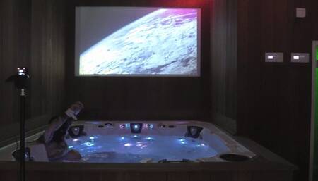 prive loft serving mistress Tirza in the jacuzzi