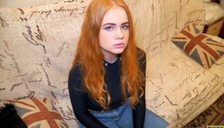 El cobrador de deudas encuentra a la camarera y se folla el estrecho coño afeitado