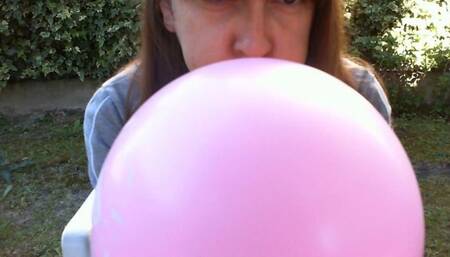 Balloons to inflate together in the garden 4K