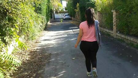 Strange girl with big ass gives me blowjob in the street