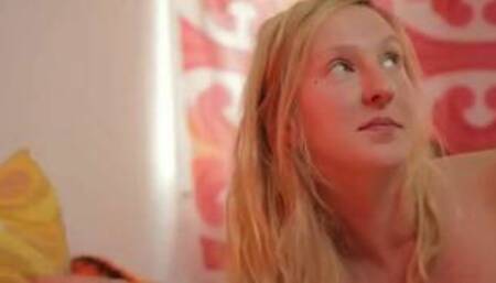 Deutsche Schlampe nimmt am Telefon 2 Schwänze mit Freundin