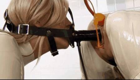 Threesome rubber sluts - Anal treatment with catheter and face strapon