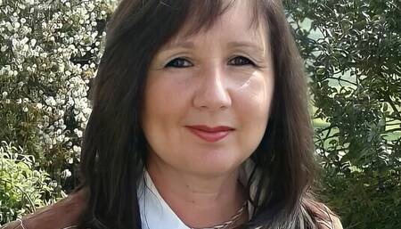 Geile Mutti lässt sich hart in den Arsch ficken