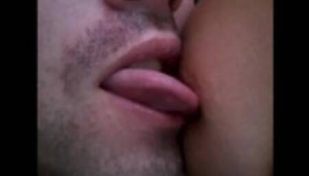 chupando os peitinhos da