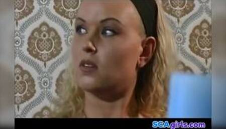 Den hotte blondine Nikki får en stram våd fisse banket