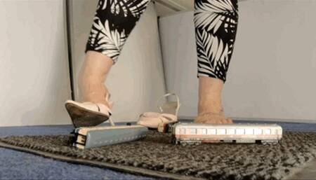 CC - Crushing small plastic wagons