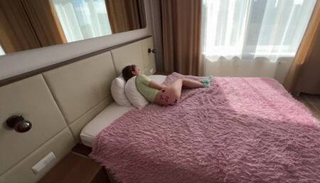 GIRL BLOGGER TELLS AND SHOWS HOW TO FUCK PROPERLY AND HARD