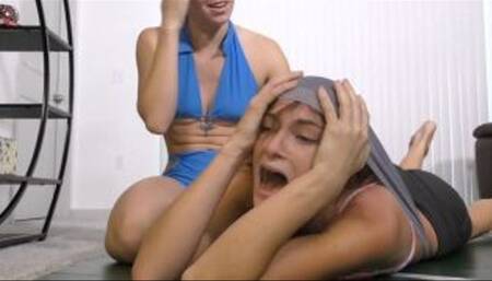 Nicole & Nathalia: Wedgie War WMV