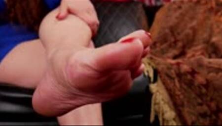 Mistress Jewell’s Stinky Feet Cock Tease