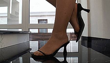 Feet in pantyhose! (1920x1080 HD0 MOV