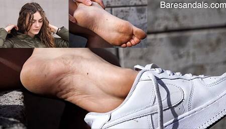 Katja removes her sneakers and shows off her soles - Video update 13301 HD