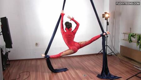 Voluptuous Agnes at stretched pussy clip