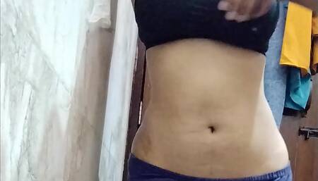 Hot navel show by Punjabi girl at college bathroom