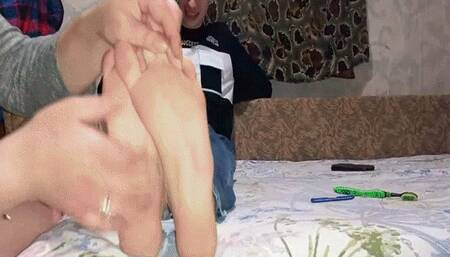 Bad masseuse tickles hard MP4(1280*720)HD