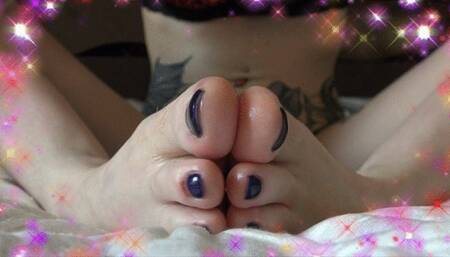 WORSHIP MY DIRTY FEET AND DROOLS