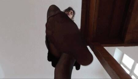 VR180 - Man-Bug Vs Nylon Feet (English, Spanish and French)