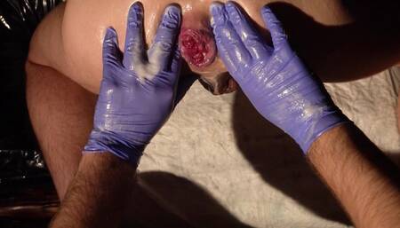 Twinky cute guy shows his rosebutt after punch fisting