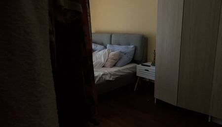 He masturbates on my feet and give a huge cumshot