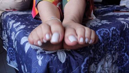 Dolce Amaran shows her nails, soles and toes xtreme close up FOR MOBILE DEVICE USERS - BBW - FEET - BAREFOOT - CLOSE UP - NAILS - WHITE NAILS - TOES - LONG TOES - SOLES