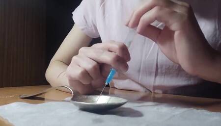 Nicole Deer shooting up some meth