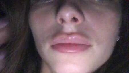 Украинская шлюшка Алена Зенина развлекается в машине