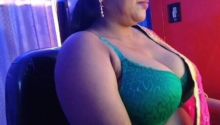 Hot sexy desi girl online sexy shows off her beautiful boobs with bra while having fun