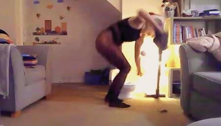 Queenbaby5 - UK MFC BLONDE CLEANING IN HER UNDERWEAR