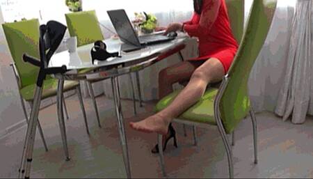 The lady with the bad left leg has a foot problem Lb