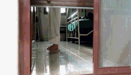 Looking under the door  MP4(1920x1080)FHD