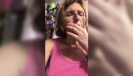 Impromptu wanking in the kitchen leaves stepmom’s fingers smelling absolutely fucking incredible!