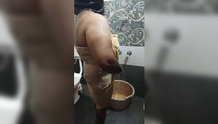 Indian anty bathroom bathing performance videos