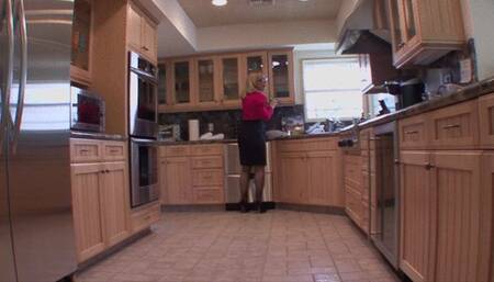 COUGAR LESBIAN STEPMOM TEACHES YOUNG STUDENT HOW TO LICK PUSSY