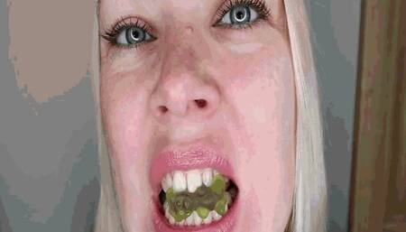 Colored bears on dangerous teeth MP4(1280*720)HD