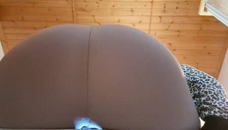 A nice upskirt pee in the bathtub 720HD