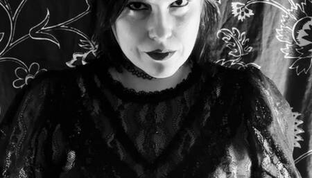 Double drags in noir style with lace gloves