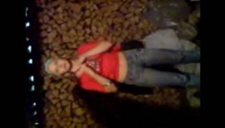 Поселковые парни развели городскую дуру  (старое видео)