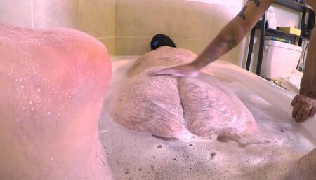 Bear likes taking baths! Who will scrub his back?