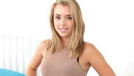 Teen stepsister dared to show her ass