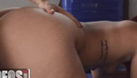 Mofos - Rosie Cage Asks Jordi To Help With Her Luggage But He Wants To Fuck Her In Exchange