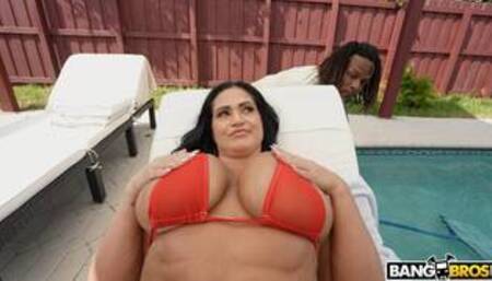 Giant tits MILF wants pool boy cum into her face