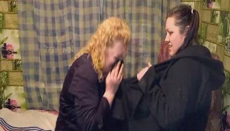 Blow nose on her down jacket WMV(1280*720)HD