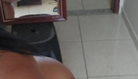 MUSE WITH A SHORT SKIRT AND A BIG ASS SHOWING ON THE WEBCAN WITHOUT PANTIES