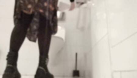 Room next to my boss - Huuuuge splashes & loud toilet sounds but missed focus