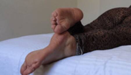 Dolce Amanan in bed teasing you with her delicious soles FOR MOBILE DEVICES - BBW - SOLES - TOES WIGGLING - RUBBING SOLES - COUNTDOWN - DIRTY TALK - BED - LIED DOWN -