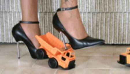 eam23 Cars crush with stiletto pumps (mp4-FHD)