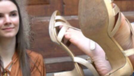 Severine plays with her heels and sandals - Video update 13266