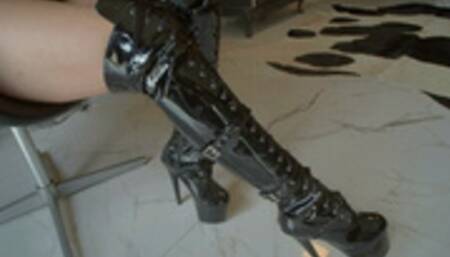 Slave being humiliated and his ass opened by the Queen