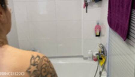 Pee and farts with my ass in the partition