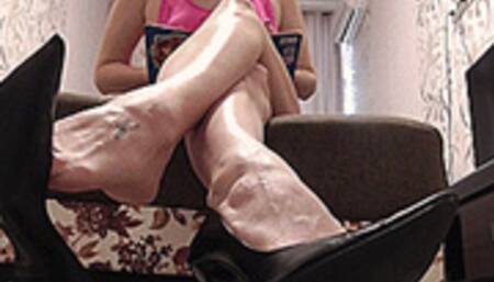 SEXY GLOWING LEGS AND FALLING SHOES!AVI