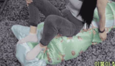 Tightly bound with a quilt - bondage - silk - quilt - smother - trample - jump (mobile version)